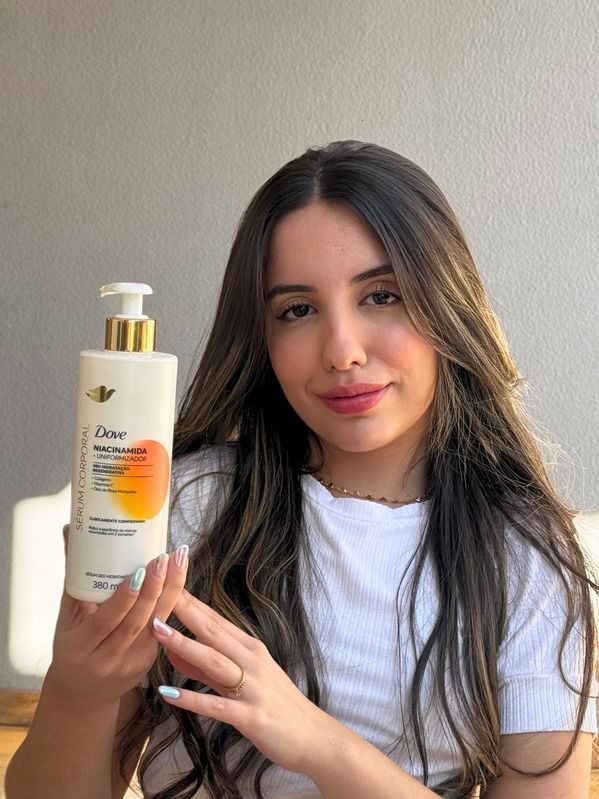 Isabelle com sérum corporal Dove