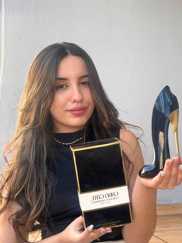 Isabelle com o perfume Good Girl, Carolina Herrera
